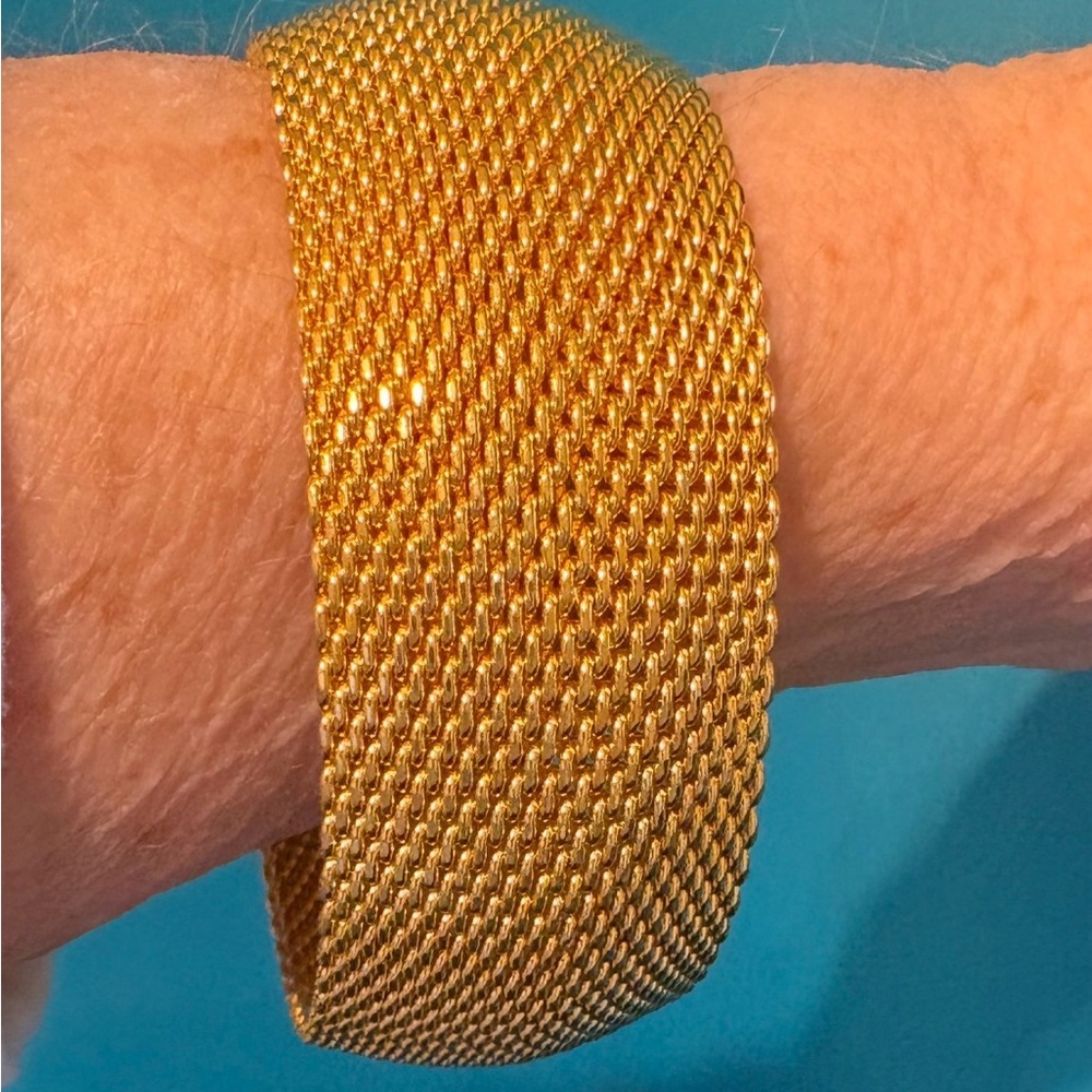 OHJ bracelet vintage gold tone mesh sz 7.5 flexible nice weight! 1” wide bangle - Picture 11 of 13
